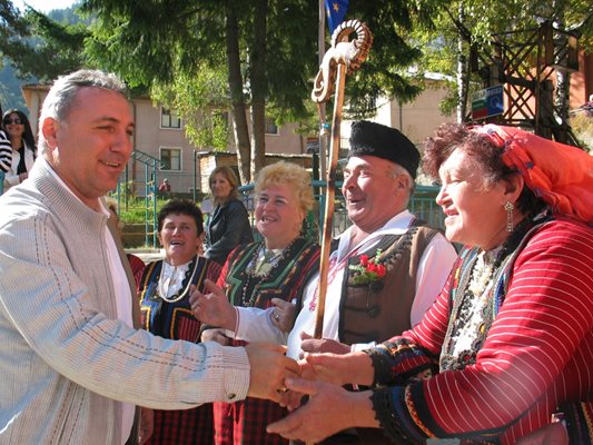 Самодейките от Забърдо изпяха песен, посветена на Христо Стоичков, през 2008 г.