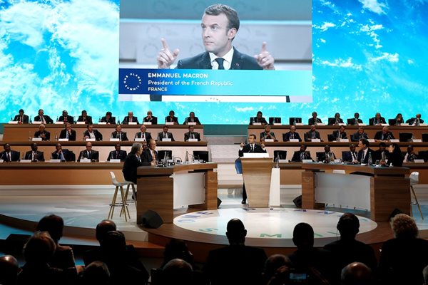 френският президент говори на срещата в Париж.