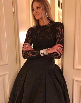 Моделът Ел Макферсон с рокля на Невена Николова Снимки: Инстаграм/ ellemacphersonofficial