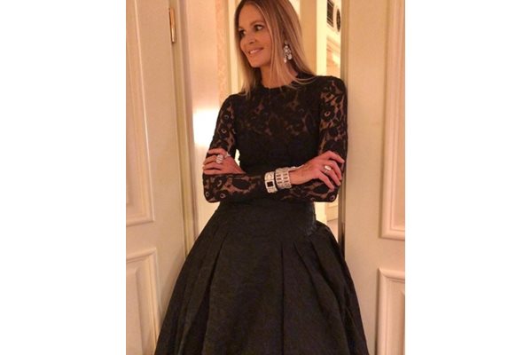 Моделът Ел Макферсон с рокля на Невена Николова Снимки: Инстаграм/ ellemacphersonofficial