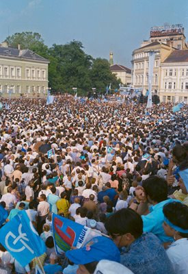 Митинг на СДС в центъра на София през 1991 година  събира хиляди привърженици.  СНИМКА: “24 ЧАСА”