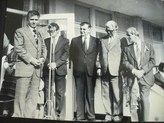 Гарбис Папазян /в средата/ при откриването на дарената от него детската градина в Сливен - 10 ноември 1977 година.  Пред микрофона слово държи първият секретар на ОК на БКП в Сливен Величко Петров.