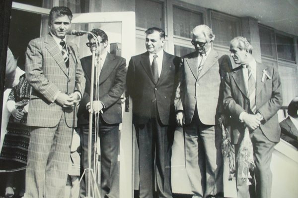 Гарбис Папазян /в средата/ при откриването на дарената от него детската градина в Сливен - 10 ноември 1977 година.  Пред микрофона слово държи първият секретар на ОК на БКП в Сливен Величко Петров.