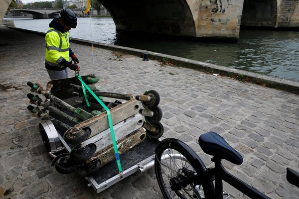 Една от фирмите, които предоставят услугата в Париж, обяви, че само за 3 часа е извадила 15 електрически тротинетки от река Сена.