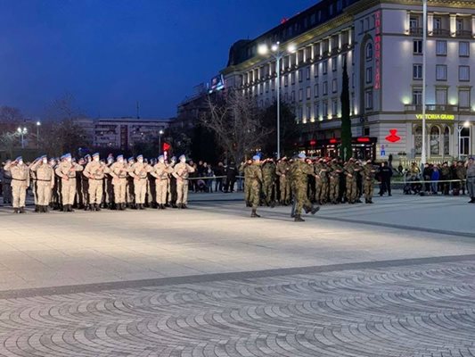 Войници от пловдивския гарнизон участваха в тържествената заря-проверка.