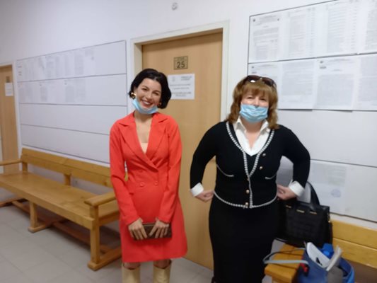 Миглена Каканашева (вляво) с майка си пред съдебната зала. Снимка: Авторът