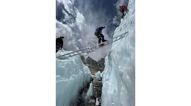 Силвия минава по метална стълба на Ледопада Кумбу по време на тренировките за изкачването на Еверест.