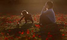 Жена си играе с дъщеря си в парк в южната част на Израел
