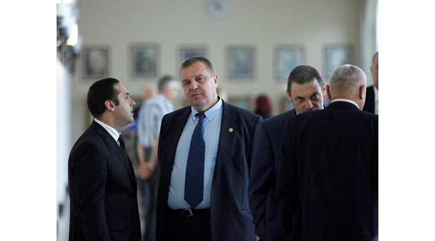 Красимир Каракачанов и Емил Караниколов разговарят преди заседание на правителството.