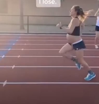 Лекоатлетката Макена Майлър успя да пробяга разстоянието от една миля /1,6 километра/ за време под 6 минути в деветия месец от бременността си КАДЪР: Youtube