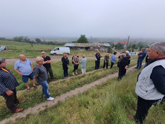 Жителите на Въгларово започнаха подписка, с която ще настояват опасните кучета да бъдат махнати от селото.
