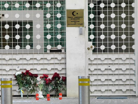 Цветя в памет на загиналите при трусовете бяха поднесени пред турското посолство в София