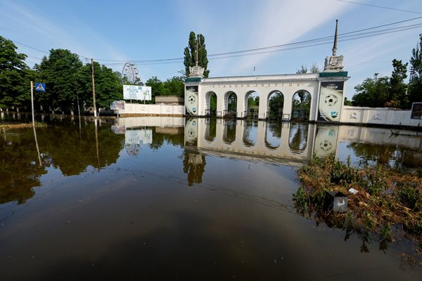 Наводнението в град Нова Каховка СНИМКА: Ройтерс