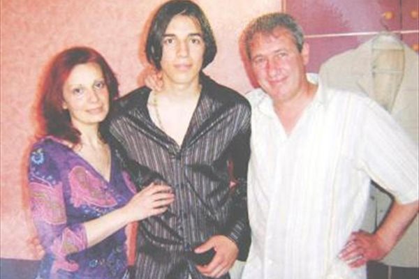 Жертвата Христо Миланов заедно с майка си и баща си. Вчера те отказаха да говорят за вестника.
