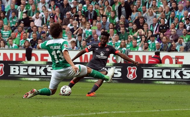 Върджил Мисиджан изстрелва топката, за да се разпише при дебюта си в Бундеслигата. Снимка: туитър на "Нюрнберг"