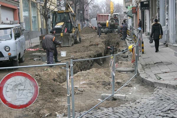 Заграждения и изкопи се виждат на знаковата пловдивска улица.