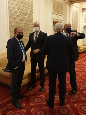 Депутатът от ГЕРБ Радомир Чолаков разговаря с министрите Росен Желязков, Красен Кралев и Кирил Ананиев, които също се заклеха в първия ден на парламента.