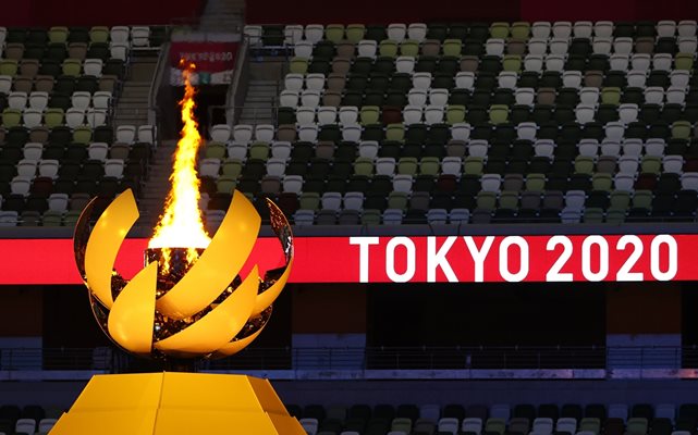 Олимпийският огън пламна пред празните трибуни на стадиона в Токио. СНИМКА: РОЙТЕРС