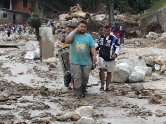 17 души се смятат за изчезнали при наводненията във Венецуела
Снимки: Ройтерс