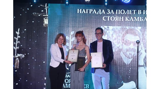 Йорданка Фандъкова също връчи приз за победител в категория "Актьорско майсторство" на младата актриса Елеонора Иванова-Нори.
