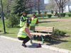 Доброволци боядисаха пейките в пловдивския парк "Ружа"