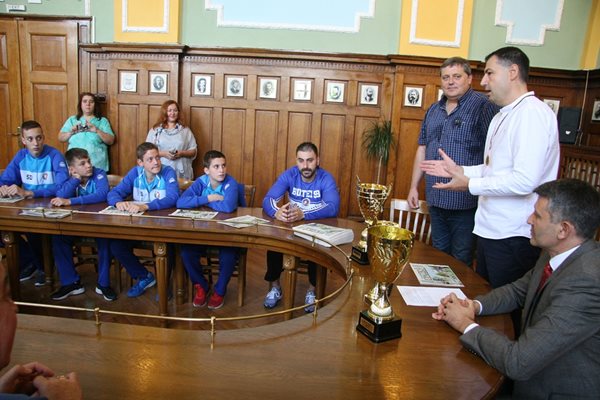 Кметът Иван Тотев приветства баскетболистите