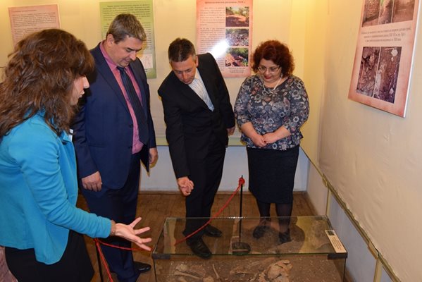 Директорът на музея Пламен Мадемов показва на кмета Добромир Добрев уникалното детско погребение