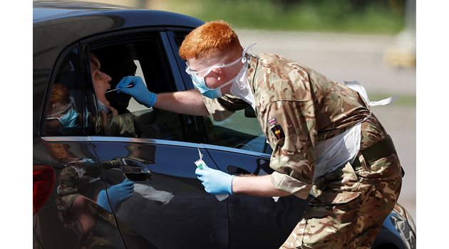 Военен прави тест за коронавирус на паркинг в Лондон.