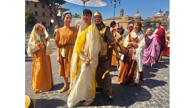 Римляни, преоблечени като древните си предци, по време на шествие във Вечния град.
