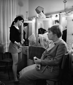 Невена и Стоянка Мутафова в  гримьорната  в почивката  между две  репетиции. СНИМКА: ГЕОРГИ ПАНАМСКИ