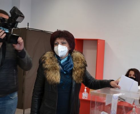 Цвета Караянчева гласува в Кърджали СНИМКА: Ненко Станев