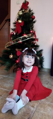 На Коледа Рая Йорданова от Варна ще бъде на 2 г. и 4 месеца. Щастлива е, че вече ходи на детска градина и с нетърпение очаква какво ще намери в чувалчето с подаръци под елхата.