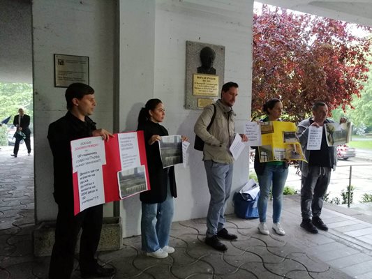 Родители показват условията в Хуманитарната гимназия.