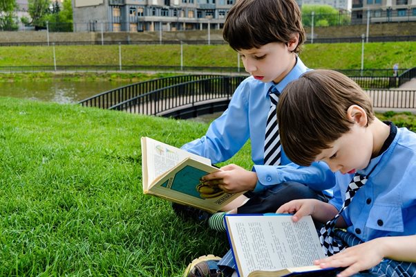 Когато четем книга, мигаме при по-непознати думи, което показва, че това може да има когнитивна роля. Снимка: Pixabay