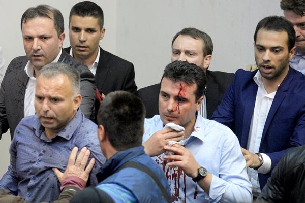 Раненият лидер на Социалдемократическата партия Зоран Заев. Снимки Ройтерс