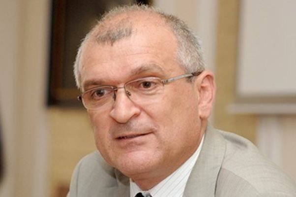 Председателят на Народното събрание Димитър Главчев подписа петиция за равнопоставено присъствие на кирилицата. Снимка: Архив