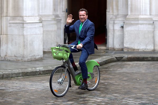 Арнолд Шварценегер пристигна с един от новите обществени велосипеди в Париж на пресконференцията преди срещата.