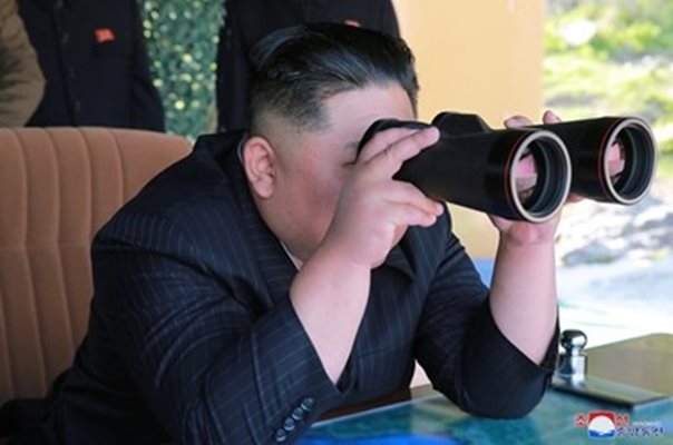 Ким Чен Ун наблюдава изстрелването на ракетите  СНИМКА: Ройтерс