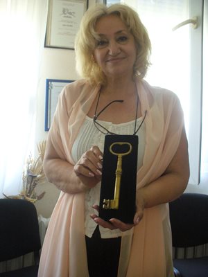 Директорката на детската градина Галина Николова показва ключа на Сливен, дарен от местната власт на Гарбис Папазян.