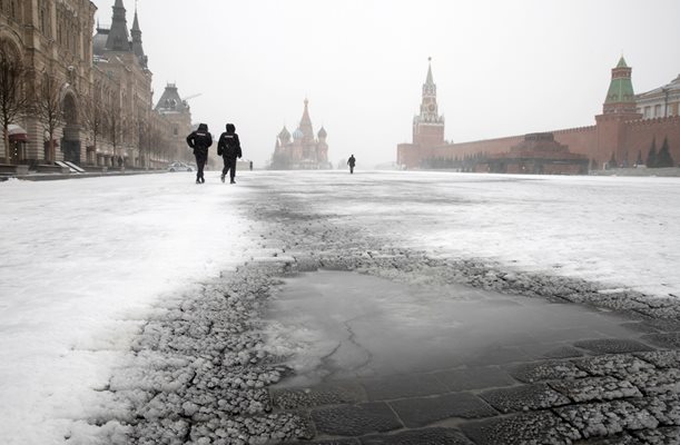 Червеният площад в Москва опустя.
