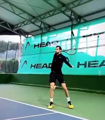 Димитров тренира в Tennis Padel Soleil Club в Босолей. След пристигането си в Австралия той и останалите ще изкарат задължителна карантина.
