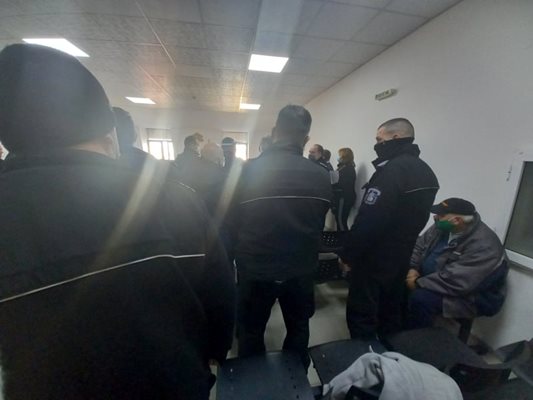 Съдебната охрана обгради задържаните