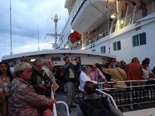 Екскурзиантите слезли от круизния кораб в турски плавателен съд без паника. На борда имало 853-ма души от 44 държави. СНИМКА: МИТКО ИГНАТОВ