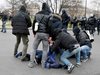 Протестиращи в Париж срещу насилието хвърляха павета по полицаите (снимки)
