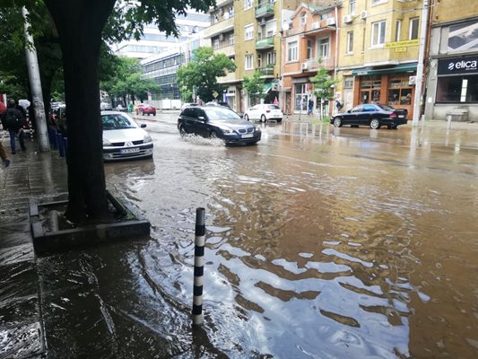 Колите по булевард "Стамболийски" в София буквално минаваха като през река. Снимки: "24 часа"