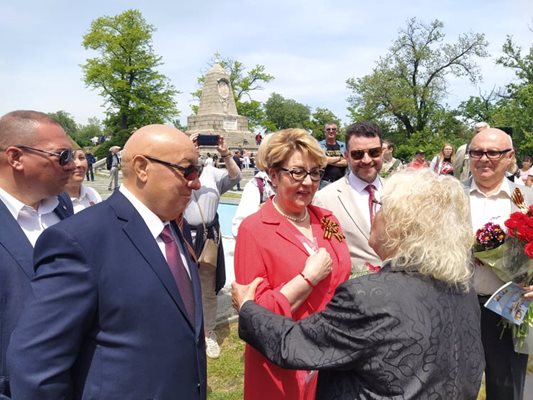 Жената, която подари носна кърпичка с български шевици на Митрофанова.