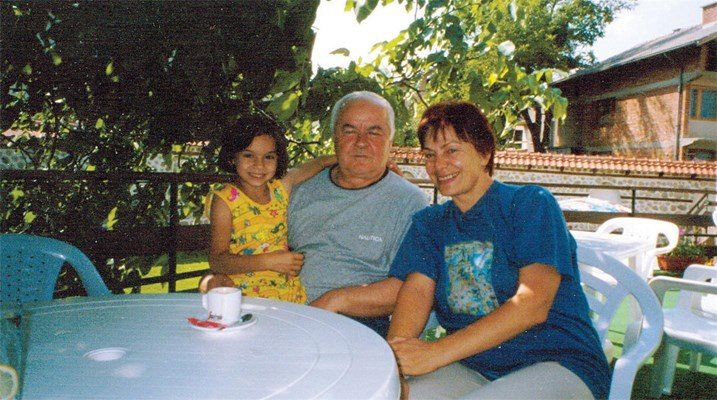 Певицата със съпруга си Али Динчер и дъщеря им Суна като малка.