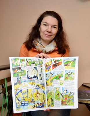 Ръководителят на проекта Дима Настева показва страници от комикса "Русалии", който ще бъде адаптиран за незрящи