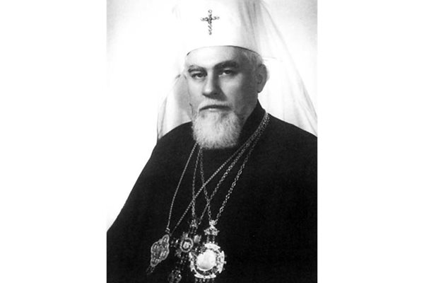 Максим като Ловчански владика гостува на руския патриарх Алексий I, който го развежда с чайка кабриолет из Москва.
На снимката вдясно - Максим е избран за патриарх на 4 юли 1971 г.
