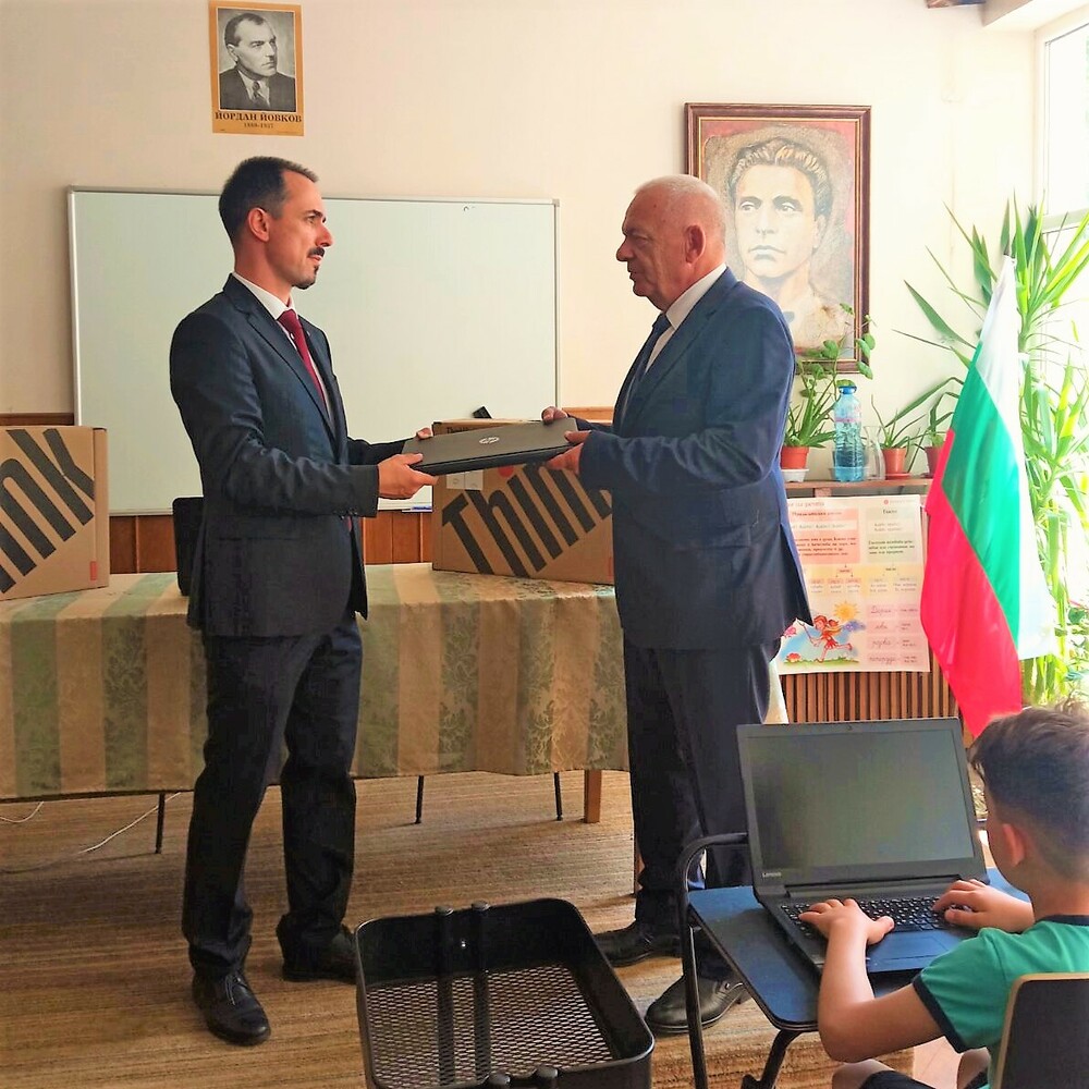 Министерството на електронното управление дари лаптопи на българското училище в Букурещ